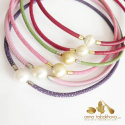 different pearl clasps for comparison of size and color (this offer is for the third from left)