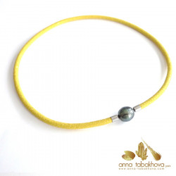 4 mm Yellow Stingray Necklace with a Tahiti pearl clasp (sold separatly)